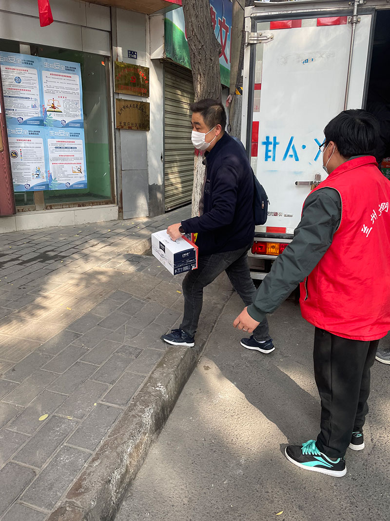 愛心捐贈暖人心，攜手共濟戰(zhàn)疫情——甘肅鴻成招標代理有限公為抗疫一線的工作人員捐贈物資(圖1)